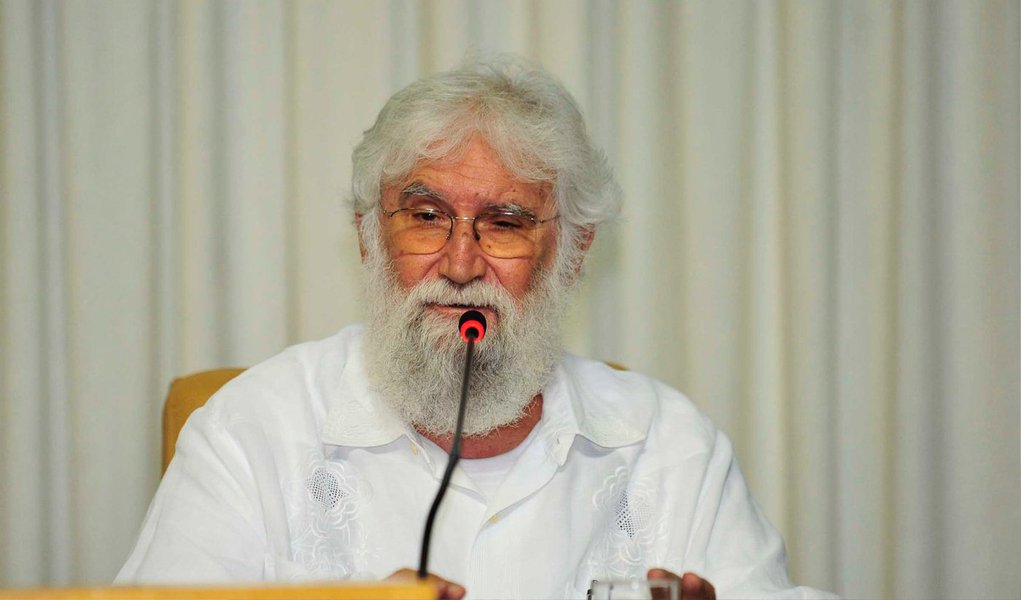 O teólogo e pensador Leonardo Boff divulgou nesta quarta-feira, 27, uma carta em que critica as ações dos setores conservadores do Congresso. "Promovem a contrarreforma política para manter o financiamento empresarial de campanhas eleitorais e partidos políticos e buscam terceirizar o Banco Central, pretendendo sua “independência” em relação ao Estado e sua submissão total à especulação globalizada", diz; segundo Boff, a luta contra a corrupção, que deveria atingir de forma indistinta e igual quem viola a legalidade e desmoraliza a política e o Estado, "está sendo instrumentalizada por setores conservadores e foi colocada a serviço de um projeto autoritário de restauração de uma democracia restrita e de redução das funções públicas do Estado"; leia a íntegra (Foto: Aquiles Lins) O teólogo e pensador Leonardo Boff divulgou nesta quarta-feira, 27, uma carta em que critica as ações dos setores conservadores do Congresso. "Promovem a contrarreforma política para manter o financiamento empresarial de campanhas eleitorais e partidos políticos e buscam terceirizar o Banco Central, pretendendo sua “independência” em relação ao Estado e sua submissão total à especulação globalizada", diz; segundo Boff, a luta contra a corrupção, que deveria atingir de forma indistinta e igual quem viola a legalidade e desmoraliza a política e o Estado, "está sendo instrumentalizada por setores conservadores e foi colocada a serviço de um projeto autoritário de restauração de uma democracia restrita e de redução das funções públicas do Estado"; leia a íntegra