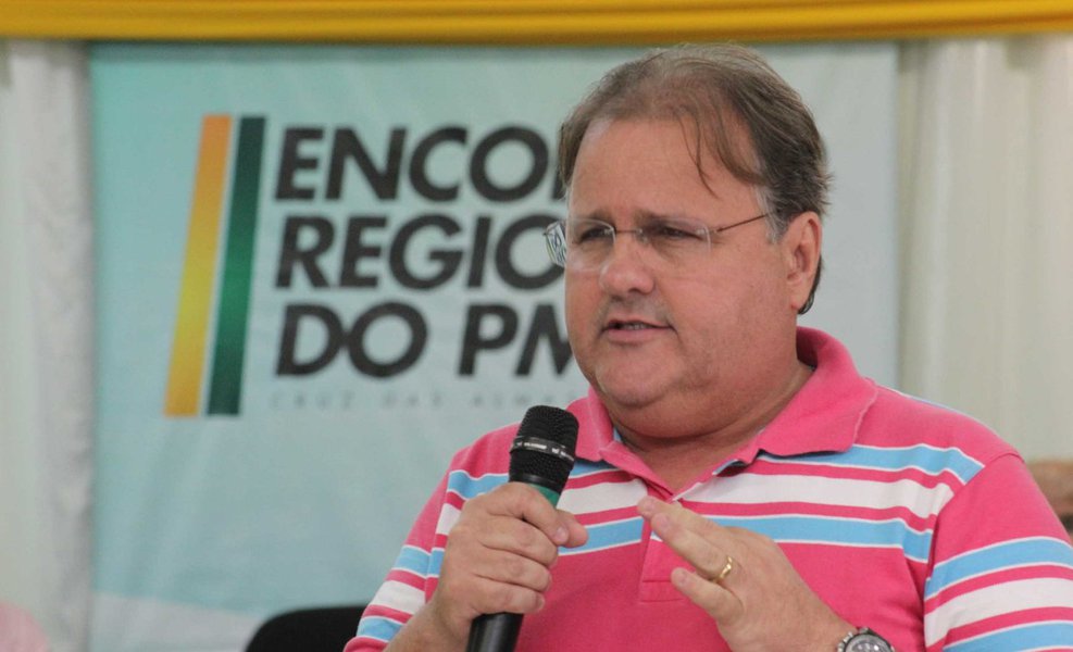 Integrante da ala rebelde do PMDB, o ex-ministro e secretário nacional do partido, Geddel Vieira Lima, convocou "todos os peemedebistas da Bahia" a participar das manifestações marcadas para domingo contra o governo federal; "É hora da cidadania ser exercida na defesa de mudanças no Brasil"; apesar de confirmar sua participação no ato em Salvador, ele afirma que, "por ora", não está defendendo "a bandeira do impeachment" (Foto: Romulo Faro) Integrante da ala rebelde do PMDB, o ex-ministro e secretário nacional do partido, Geddel Vieira Lima, convocou "todos os peemedebistas da Bahia" a participar das manifestações marcadas para domingo contra o governo federal; "É hora da cidadania ser exercida na defesa de mudanças no Brasil"; apesar de confirmar sua participação no ato em Salvador, ele afirma que, "por ora", não está defendendo "a bandeira do impeachment"