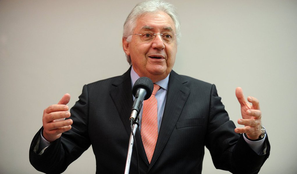 Ministro da Secretaria da Micro e Pequena Empresa, Guilherme Afif Domingos, disse ter sido surpreendido com a aceitação de uma denúncia por improbidade administrativa feita pelo Ministério Público do Estado de São Paulo; segundo a denúncia, ele é acusado de fazer uso do cargo de vice-governador para pressionar a Companhia de Tecnologia de Saneamento Ambiental (Cetesb) para liberar a construção de um condomínio em um terreno no litoral paulista; Afif diz que a advogada especialista em direito ambiental Maria Fernanda Carbonelli e Maria Antonia Civita, viúva do empresário Roberto Civita, dono da Editora Abril e que faleceu em maio de 2013, realizaram pressões sobre o promotor Silvio Marques, da Promotoria de Defesa do Patrimônio Público, para que fizesse a denúncia (Foto: Paulo Emílio) Ministro da Secretaria da Micro e Pequena Empresa, Guilherme Afif Domingos, disse ter sido surpreendido com a aceitação de uma denúncia por improbidade administrativa feita pelo Ministério Público do Estado de São Paulo; segundo a denúncia, ele é acusado de fazer uso do cargo de vice-governador para pressionar a Companhia de Tecnologia de Saneamento Ambiental (Cetesb) para liberar a construção de um condomínio em um terreno no litoral paulista; Afif diz que a advogada especialista em direito ambiental Maria Fernanda Carbonelli e Maria Antonia Civita, viúva do empresário Roberto Civita, dono da Editora Abril e que faleceu em maio de 2013, realizaram pressões sobre o promotor Silvio Marques, da Promotoria de Defesa do Patrimônio Público, para que fizesse a denúncia
