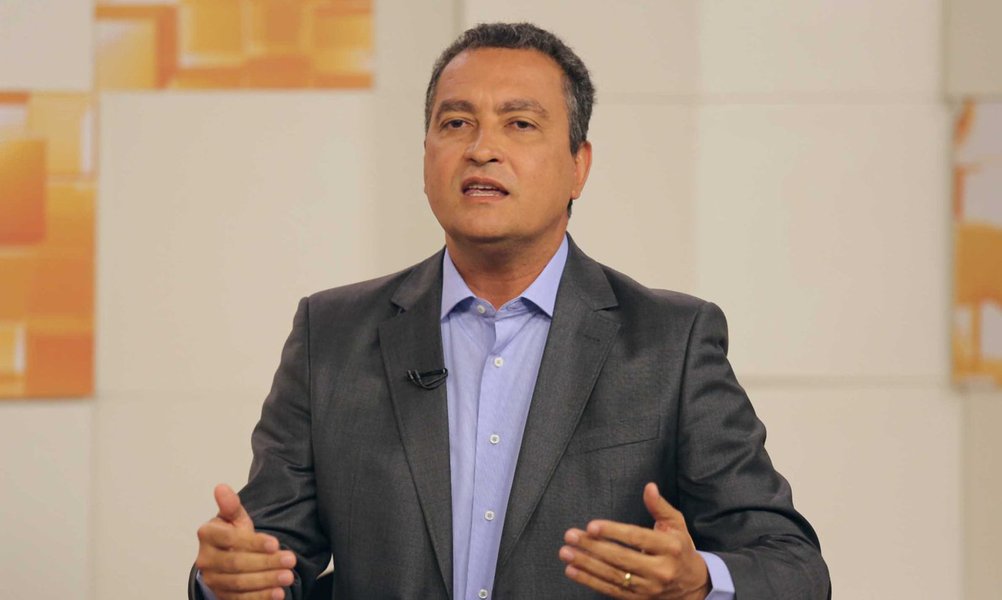 Previsto para esta sexta-feira, o anúncio dos nomes que comporão o secretariado do governador eleito, Rui Costa, foi mais uma vez adiado e, agora, deve acontecer na próxima terça (16); o 247 apurou mais informações com exclusividade e elas dão conta de que o time ainda não está definido e Rui está em maratona de reuniões com os líderes dos partidos aliados por toda a semana, inclusive hoje; ele não está tendo dificuldade com o PP, de seu vice, João Leão; nem com o PCdoB; entrave se dá com o PSB da senadora Lídice da Mata, que rompeu com Jaques Wagner para ser candidata a governadora, e com o próprio PT; veja nomes dados como certos e suas respectivas secretarias (Foto: Romulo Faro) Previsto para esta sexta-feira, o anúncio dos nomes que comporão o secretariado do governador eleito, Rui Costa, foi mais uma vez adiado e, agora, deve acontecer na próxima terça (16); o 247 apurou mais informações com exclusividade e elas dão conta de que o time ainda não está definido e Rui está em maratona de reuniões com os líderes dos partidos aliados por toda a semana, inclusive hoje; ele não está tendo dificuldade com o PP, de seu vice, João Leão; nem com o PCdoB; entrave se dá com o PSB da senadora Lídice da Mata, que rompeu com Jaques Wagner para ser candidata a governadora, e com o próprio PT; veja nomes dados como certos e suas respectivas secretarias