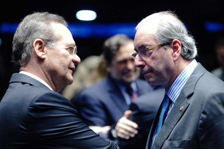 "Pode haver diferença pessoal entre o presidente da Câmara e do Senado. O que não pode haver — e não haverá, e o Brasil não permite — é a diferença das instituições, conflito entre a Câmara e o Senado. Isso não vai existir", afirmou nesta quinta-feira 13 o presidente do Congresso Nacional, Renan Calheiros (PMDB-AL), em referência a divergências entre ele e o presidente da Câmara, Eduardo Cunha, em relação ao Executivo; ele acrescentou que o Senado, com a apresentação da Agenda Brasil, sinaliza uma parceria em prol da retomada do crescimento do País; "A nossa parceria é com o Brasil"; mais cedo, Cunha afirmou que há muito "holofote" na relação entre a presidente Dilma e Renan; "Quero ver ação", provocou (Foto: Gisele Federicce) "Pode haver diferença pessoal entre o presidente da Câmara e do Senado. O que não pode haver — e não haverá, e o Brasil não permite — é a diferença das instituições, conflito entre a Câmara e o Senado. Isso não vai existir", afirmou nesta quinta-feira 13 o presidente do Congresso Nacional, Renan Calheiros (PMDB-AL), em referência a divergências entre ele e o presidente da Câmara, Eduardo Cunha, em relação ao Executivo; ele acrescentou que o Senado, com a apresentação da Agenda Brasil, sinaliza uma parceria em prol da retomada do crescimento do País; "A nossa parceria é com o Brasil"; mais cedo, Cunha afirmou que há muito "holofote" na relação entre a presidente Dilma e Renan; "Quero ver ação", provocou