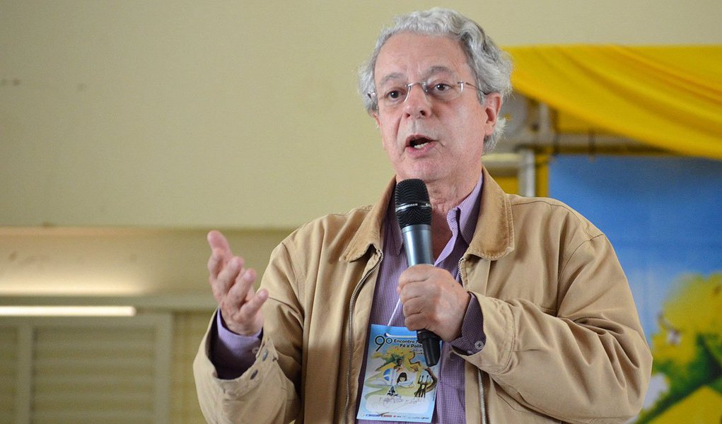 Um dos fundadores do partido e assessor especial de Lula, Frei Betto afirma que: “Já que escolheu assegurar sua governabilidade pelo andar de cima (mercado e Congresso Nacional), o PT, sitiado pela cunha renana, sabe que continuará a ser obrigado a negociar seus princípios e projetos. Leia-se: abdicar de seus propósitos originários”; diz ainda que sigla “conta com filiados e eleitores, não mais com militantes” (Foto: Roberta Namour) Um dos fundadores do partido e assessor especial de Lula, Frei Betto afirma que: “Já que escolheu assegurar sua governabilidade pelo andar de cima (mercado e Congresso Nacional), o PT, sitiado pela cunha renana, sabe que continuará a ser obrigado a negociar seus princípios e projetos. Leia-se: abdicar de seus propósitos originários”; diz ainda que sigla “conta com filiados e eleitores, não mais com militantes”
