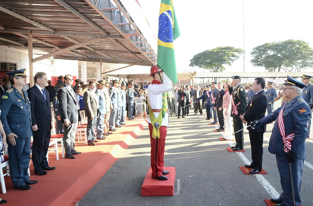 Neste 2 de julho, Dia Nacional dos Bombeiros, Marconi entregou nove viaturas de combate a incêndio e resgate hospitalar e cinco equipamentos de salvamento de vítimas de ferragens, chamado de desencarcerador para a corporação goiana; diante do investimento realizado pelo Estado para expansão do serviço pelo interior, a instituição já conta com 55 postos de atendimento em Goiás e um efetivo de mais de 2,7 mil militares (Foto: José Barbacena) Neste 2 de julho, Dia Nacional dos Bombeiros, Marconi entregou nove viaturas de combate a incêndio e resgate hospitalar e cinco equipamentos de salvamento de vítimas de ferragens, chamado de desencarcerador para a corporação goiana; diante do investimento realizado pelo Estado para expansão do serviço pelo interior, a instituição já conta com 55 postos de atendimento em Goiás e um efetivo de mais de 2,7 mil militares