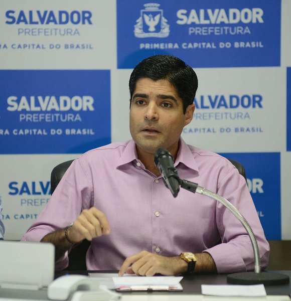 No cortejo cívico do Dois de Julho (comemoração da independência da Bahia) nesta quinta-feira, o prefeito ACM Neto reclamou da "falta de compromisso do governo federal" com os municípios; "O governo federal tira o braço da seringa e deixa o problema com as prefeituras. "A conta está ficando toda no nosso colo. Quem está bancando a educação e a saúde no Brasil são os municípios", disse o democrata; ele criticou o descumprimento da promessa de creches federais em Salvador (Foto: Romulo Faro) No cortejo cívico do Dois de Julho (comemoração da independência da Bahia) nesta quinta-feira, o prefeito ACM Neto reclamou da "falta de compromisso do governo federal" com os municípios; "O governo federal tira o braço da seringa e deixa o problema com as prefeituras. "A conta está ficando toda no nosso colo. Quem está bancando a educação e a saúde no Brasil são os municípios", disse o democrata; ele criticou o descumprimento da promessa de creches federais em Salvador