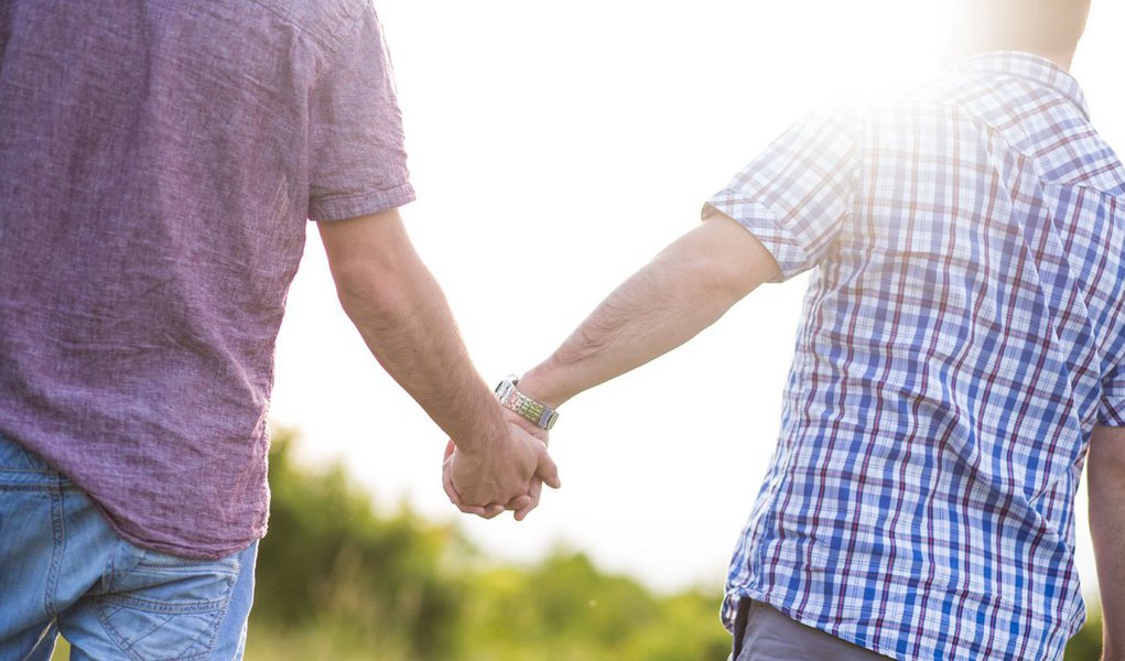 As uniões estáveis entre homossexuais têm o mesmo regime jurídico protetivo conferido às dos casais heterossexuais; decisão inédita do Superior Tribunal de Justiça determina que um dos parceiros pode pedir pensão alimentícia ao outro depois a separação; relator do caso, Luis Felipe Salomão, lembrou que o Supremo Tribunal Federal já afirmou que “absolutamente ninguém, pode ser privado de direitos, nem sofrer quaisquer restrições de ordem jurídica por motivo de sua orientação sexual” (Foto: Aquiles Lins) As uniões estáveis entre homossexuais têm o mesmo regime jurídico protetivo conferido às dos casais heterossexuais; decisão inédita do Superior Tribunal de Justiça determina que um dos parceiros pode pedir pensão alimentícia ao outro depois a separação; relator do caso, Luis Felipe Salomão, lembrou que o Supremo Tribunal Federal já afirmou que “absolutamente ninguém, pode ser privado de direitos, nem sofrer quaisquer restrições de ordem jurídica por motivo de sua orientação sexual”