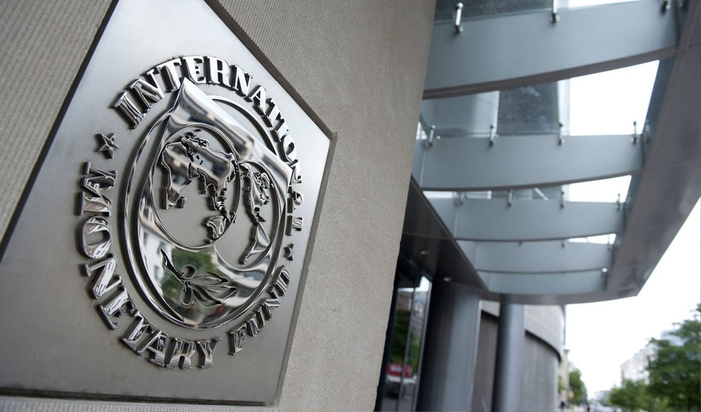 Fundo Monetário Internacional (FMI) afirmou que a dinâmica da dívida pública grega é insustentável. Técnicos do fundo defenderam uma extensão dos prazos dos empréstimos europeus, em conjunto com novas reformas para inverter essa tendência; caso o alongamento falhe, o fundo cogitou a possibilidade de corte da dívida do país; “Em cima de uma dívida já muito elevada, as novas necessidades de financiamento tornam a dinâmica da dívida pública insustentável”, disse o FMI (Foto: Paulo Emílio) Fundo Monetário Internacional (FMI) afirmou que a dinâmica da dívida pública grega é insustentável. Técnicos do fundo defenderam uma extensão dos prazos dos empréstimos europeus, em conjunto com novas reformas para inverter essa tendência; caso o alongamento falhe, o fundo cogitou a possibilidade de corte da dívida do país; “Em cima de uma dívida já muito elevada, as novas necessidades de financiamento tornam a dinâmica da dívida pública insustentável”, disse o FMI