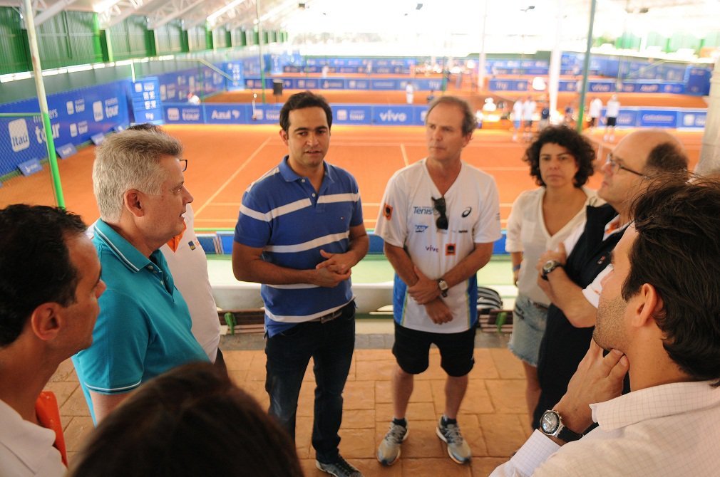 Rollemberg participou no sábado, no Clube do Exército, do lançamento do Instituto Tênis — instituição sem fins lucrativos fundada em 2002 para desenvolver esse esporte no Brasil; objetivo da entidade é colocar, nos próximos 20 anos, 15 atletas brasileiros entre os cem melhores tenistas do mundo; para isso, aposta na massificação da modalidade, especialmente em escolas, e investe em jovens talentos de 10 a 19 anos, para formar atletas capazes de alcançar o topo do ranking mundial (Foto: José Barbacena) Rollemberg participou no sábado, no Clube do Exército, do lançamento do Instituto Tênis — instituição sem fins lucrativos fundada em 2002 para desenvolver esse esporte no Brasil; objetivo da entidade é colocar, nos próximos 20 anos, 15 atletas brasileiros entre os cem melhores tenistas do mundo; para isso, aposta na massificação da modalidade, especialmente em escolas, e investe em jovens talentos de 10 a 19 anos, para formar atletas capazes de alcançar o topo do ranking mundial
