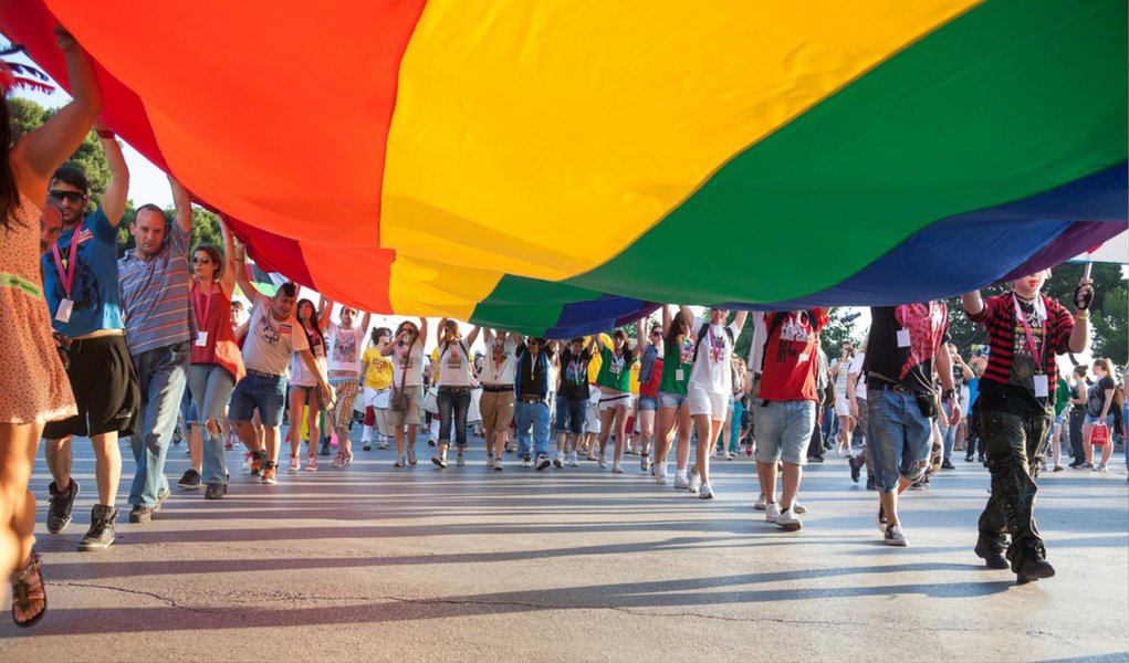 A visita da comitiva do Conselho Nacional LGBT – que representa lésbicas, gays, bissexuais, travestis, transexuais e transgêneros – ao município de Itatira (CE) terminou nessa sexta, 10, após uma série de encontros. A visita foi motivada por denúncias de violência de cunho homofóbico; o município, de cerca de 20 mil habitantes, tem registrado, desde o início do ano, casos de apedrejamento a casas de homossexuais e travestis, de violência psicológica e ameaças de agressão física a essa população; de acordo com Jovanna da Silva, membro do conselho, a cidade, de forma geral, se sente incomodada com o rótulo de “homofóbica” que vem conquistando (Foto: Valter Lima) A visita da comitiva do Conselho Nacional LGBT – que representa lésbicas, gays, bissexuais, travestis, transexuais e transgêneros – ao município de Itatira (CE) terminou nessa sexta, 10, após uma série de encontros. A visita foi motivada por denúncias de violência de cunho homofóbico; o município, de cerca de 20 mil habitantes, tem registrado, desde o início do ano, casos de apedrejamento a casas de homossexuais e travestis, de violência psicológica e ameaças de agressão física a essa população; de acordo com Jovanna da Silva, membro do conselho, a cidade, de forma geral, se sente incomodada com o rótulo de “homofóbica” que vem conquistando