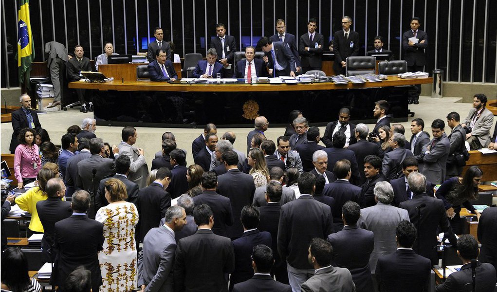 Presidente do Congresso, senador Renan Calheiros (PMDB-AL), decidiu encerrar a sessão conjunta do Congresso Nacional (Câmara e Senado), que votaria o projeto do governo que altera a meta do superávit primário, por falta de quórum; senador vinha sendo questionado por líderes de oposição quanto a irregularidades na abertura dos trabalhos; sessão foi adiada para as 12h da próxima terça-feira 2 (Foto: Gisele Federicce) Presidente do Congresso, senador Renan Calheiros (PMDB-AL), decidiu encerrar a sessão conjunta do Congresso Nacional (Câmara e Senado), que votaria o projeto do governo que altera a meta do superávit primário, por falta de quórum; senador vinha sendo questionado por líderes de oposição quanto a irregularidades na abertura dos trabalhos; sessão foi adiada para as 12h da próxima terça-feira 2
