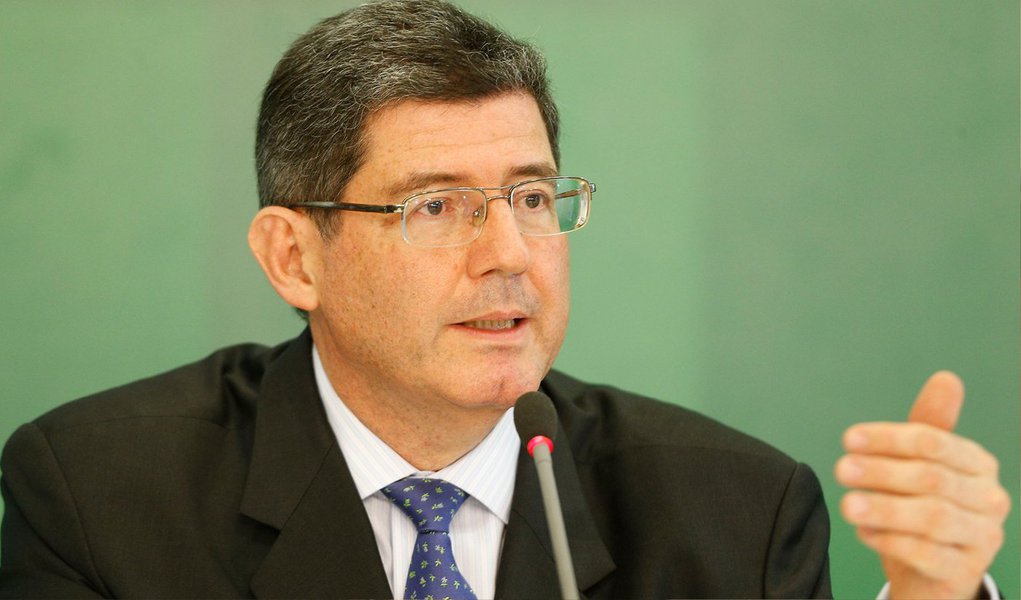 O ministro da Fazenda Joaquim Levy afirmou nesta sexta (27) que os ajustes em curso na política econômica são necessários para que a confiança seja retomada e os investimentos cresçam; o ministro afirmou ainda que o real mais depreciado ajudará as exportações, beneficiando a economia brasileira à frente; em relação aos investimentos, ele espera uma recuperação no segundo semestre deste ano (Foto: Valter Lima) O ministro da Fazenda Joaquim Levy afirmou nesta sexta (27) que os ajustes em curso na política econômica são necessários para que a confiança seja retomada e os investimentos cresçam; o ministro afirmou ainda que o real mais depreciado ajudará as exportações, beneficiando a economia brasileira à frente; em relação aos investimentos, ele espera uma recuperação no segundo semestre deste ano