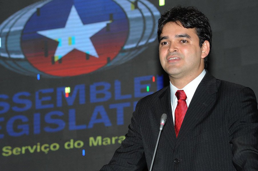 O vice-líder do PCdoB na Câmara dos Deputados, Rubens Pereira Júnior elogiou a agenda da presidente Dilma no Estado, destacou a inauguração de unidades habitacionais do Programa Minha Casa Minha Vida e a defesa que o governador do Maranhão Flávio Dino e demais presentes fizeram da presidente; "Na política nós temos lado e nosso lado é defesa da democracia", afirmou (Foto: Leonardo Lucena) O vice-líder do PCdoB na Câmara dos Deputados, Rubens Pereira Júnior elogiou a agenda da presidente Dilma no Estado, destacou a inauguração de unidades habitacionais do Programa Minha Casa Minha Vida e a defesa que o governador do Maranhão Flávio Dino e demais presentes fizeram da presidente; "Na política nós temos lado e nosso lado é defesa da democracia", afirmou