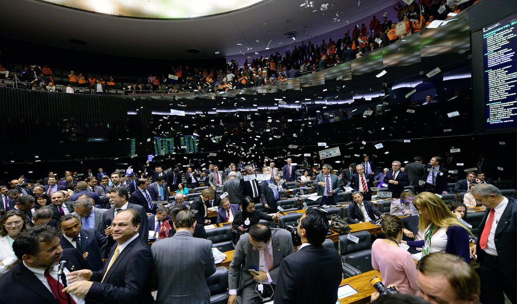 Presidente da Câmara, Eduardo Cunha (PMDB-RJ), chegou a suspender a sessão de votação da MP 665, que muda as regras de concessão do seguro-desemprego, para retirar sindicalistas da Força Sindical das galerias do Plenário; os manifestantes jogaram no Plenário centenas de réplicas de notas de 100 dólares com a imagem da presidente Dilma Rousseff (Foto: Aline Lima) Presidente da Câmara, Eduardo Cunha (PMDB-RJ), chegou a suspender a sessão de votação da MP 665, que muda as regras de concessão do seguro-desemprego, para retirar sindicalistas da Força Sindical das galerias do Plenário; os manifestantes jogaram no Plenário centenas de réplicas de notas de 100 dólares com a imagem da presidente Dilma Rousseff