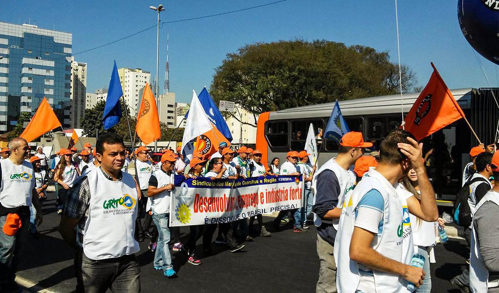 Sindicalistas e empresários promoveram ato na Avenida Paulista, região central da capital, para pedir mudanças na política econômica; acompanhados de carro de som, com bandeiras e balões, os manifestantes saíram da Praça Oswaldo Cruz e foram em passeata até o Museu de Arte de São Paulo (Masp); líderes sindicais e patronais se revezaram ao microfone para criticar, especialmente, as altas taxas de juros (Foto: Paulo Emílio) Sindicalistas e empresários promoveram ato na Avenida Paulista, região central da capital, para pedir mudanças na política econômica; acompanhados de carro de som, com bandeiras e balões, os manifestantes saíram da Praça Oswaldo Cruz e foram em passeata até o Museu de Arte de São Paulo (Masp); líderes sindicais e patronais se revezaram ao microfone para criticar, especialmente, as altas taxas de juros