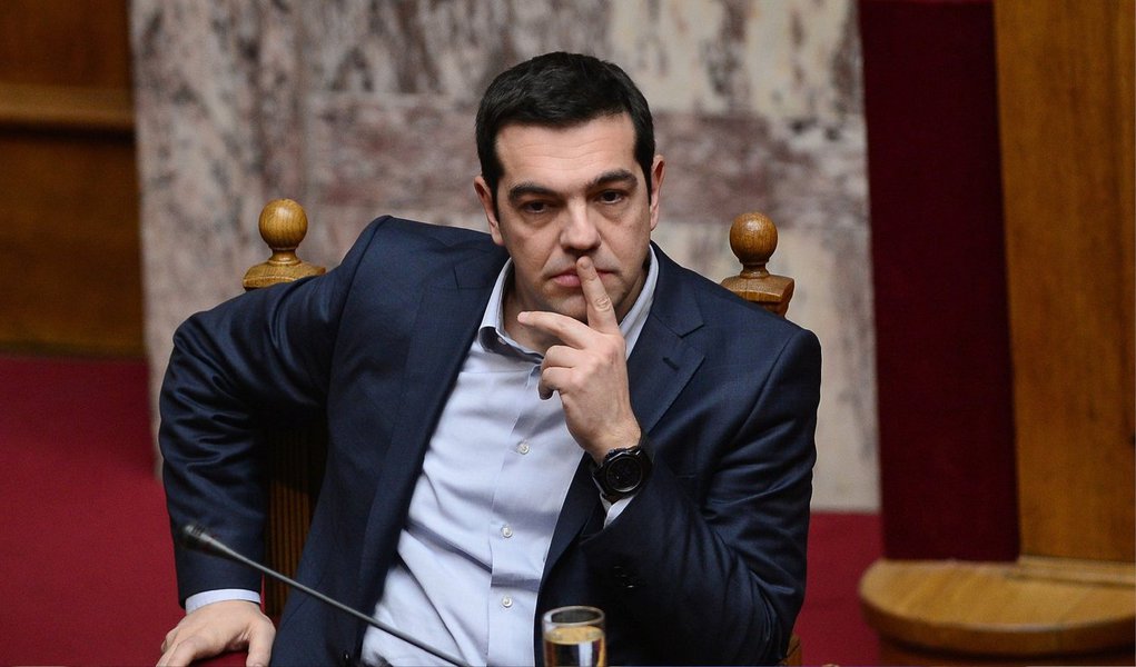 Primeiro-ministro Alexis Tsipras pediu aos gregos nesta quarta-feira, 1º, que rejeitem o resgate internacional no referendo no domingo que pode decidir o futuro da Grécia na Europa; menos de 24 horas após escrever a credores se dizendo disposto a aceitar sua oferta se algumas condições fossem alteradas, Tsipras repetiu em discurso na televisão sua acusação de que a Grécia está sendo "chantageada" e descartou rumores de que pode adiar ou cancelar a votação; "Um voto pelo 'não' é um passo decisivo na direção de um acordo melhor que pretendemos assinar logo depois do resultado de domingo", disse Tsipras (Foto: Aquiles Lins) Primeiro-ministro Alexis Tsipras pediu aos gregos nesta quarta-feira, 1º, que rejeitem o resgate internacional no referendo no domingo que pode decidir o futuro da Grécia na Europa; menos de 24 horas após escrever a credores se dizendo disposto a aceitar sua oferta se algumas condições fossem alteradas, Tsipras repetiu em discurso na televisão sua acusação de que a Grécia está sendo "chantageada" e descartou rumores de que pode adiar ou cancelar a votação; "Um voto pelo 'não' é um passo decisivo na direção de um acordo melhor que pretendemos assinar logo depois do resultado de domingo", disse Tsipras