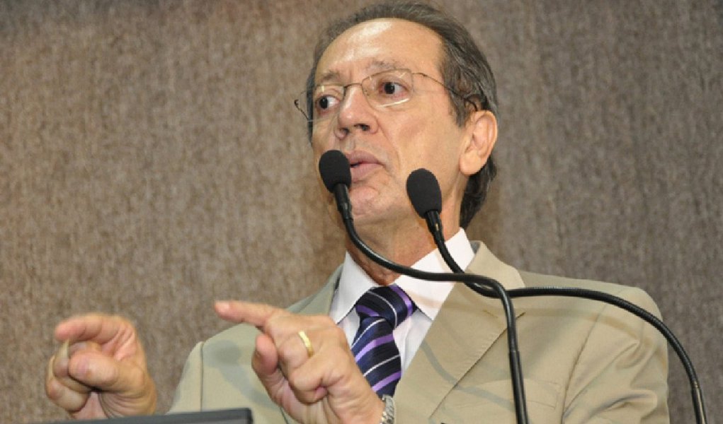 O vereador Emerson Ferreira (PT) afirmou ontem que está solicitando tanto à Câmara quanto à Prefeitura de Aracaju a relação nominal dos cargos comissionados dos dois órgãos; segundo ele, é preciso “avançarmos em transparência, porque é assim que se consolida o poder, é assim que se fortalece a cidadania” (Foto: Valter Lima) O vereador Emerson Ferreira (PT) afirmou ontem que está solicitando tanto à Câmara quanto à Prefeitura de Aracaju a relação nominal dos cargos comissionados dos dois órgãos; segundo ele, é preciso “avançarmos em transparência, porque é assim que se consolida o poder, é assim que se fortalece a cidadania”