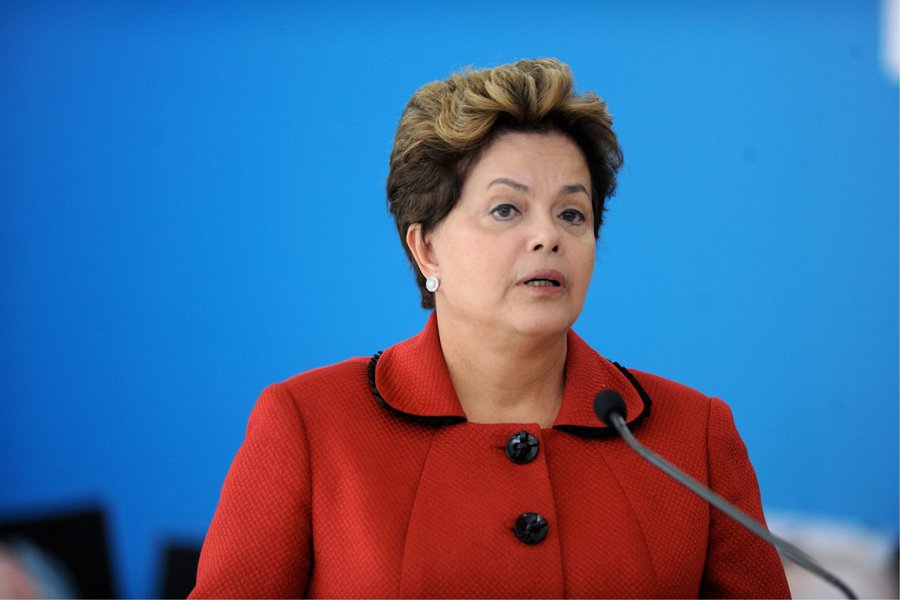 Está em curso, há anos, nas "redes sociais" insidiosa campanha de agressão à democracia e crescentes ataques às instituições. Quem cala, consente. Os governos do PT têm feito, em todo esse período, cara de paisagem (Foto: Mauro Santayanna) Está em curso, há anos, nas "redes sociais" insidiosa campanha de agressão à democracia e crescentes ataques às instituições. Quem cala, consente. Os governos do PT têm feito, em todo esse período, cara de paisagem