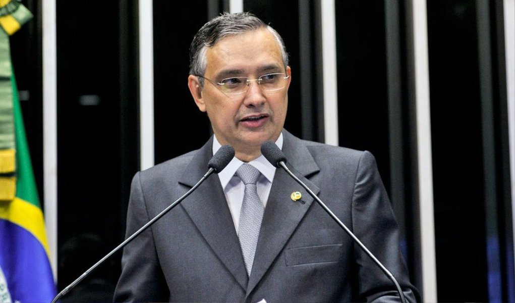 O senador Eduardo Amorim (PSC) criticou o governo federal nesta quarta (1º) por causa do aumento do desemprego no país; para ele, o atual governo fez a opção pelo capital em detrimento do trabalho; “Além das duras medidas do ajuste fiscal que editou contra os direitos dos trabalhadores, são estes que estão novamente mais sofrendo as consequências de todo o imenso catálogo de equívocos”, afirmou; segundo ele, há uma perda global de cerca de 453 mil empregos (Foto: Valter Lima) O senador Eduardo Amorim (PSC) criticou o governo federal nesta quarta (1º) por causa do aumento do desemprego no país; para ele, o atual governo fez a opção pelo capital em detrimento do trabalho; “Além das duras medidas do ajuste fiscal que editou contra os direitos dos trabalhadores, são estes que estão novamente mais sofrendo as consequências de todo o imenso catálogo de equívocos”, afirmou; segundo ele, há uma perda global de cerca de 453 mil empregos