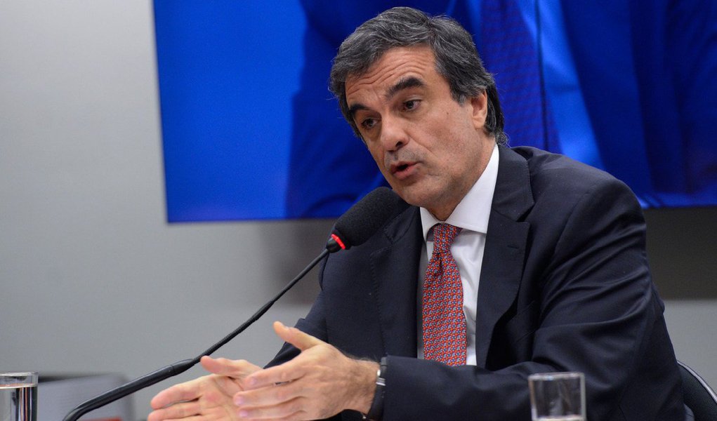 Ministro da Justiça, José Eduardo Cardozo fez referência à eventual denúncia do procurador-geral da República, Rodrigo Janot, contra o presidente da Câmara, Eduardo Cunha (PMDB-RJ); parlamentar foi acusado pelo empresário Júlio Camargo de recebimento de propina para facilitar contratos de navios-sonda; “Uma coisa é a necessidade que o país tem de estar junto, defendendo questões de interesse público para que superemos a crise. Outra coisa, é a questão de investigações e eventuais punições, que podem ser decidas sempre respeitando-se o direito de as pessoas se defenderem”, argumentou o ministro
(Foto: Leonardo Lucena) Ministro da Justiça, José Eduardo Cardozo fez referência à eventual denúncia do procurador-geral da República, Rodrigo Janot, contra o presidente da Câmara, Eduardo Cunha (PMDB-RJ); parlamentar foi acusado pelo empresário Júlio Camargo de recebimento de propina para facilitar contratos de navios-sonda; “Uma coisa é a necessidade que o país tem de estar junto, defendendo questões de interesse público para que superemos a crise. Outra coisa, é a questão de investigações e eventuais punições, que podem ser decidas sempre respeitando-se o direito de as pessoas se defenderem”, argumentou o ministro