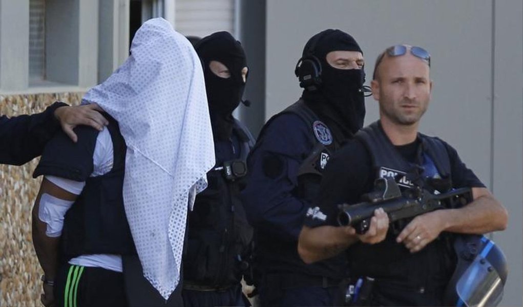 O militante islamista que foi detido por suspeita de ser o responsável pelo ataque a uma fábrica francesa de químicos confessou ter assassinado seu gerente, disse uma fonte próxima à investigação neste domingo; Yassin Salhi, de 35 anos, disse aos detetives que matou Hervé Cornara em um estacionamento antes de chegar à fábrica em Saint Quentin-Fallavier, 30 km ao sul de Lyon, onde tentou provocar uma explosão na sexta-feira, disse a fonte (Foto: Romulo Faro) O militante islamista que foi detido por suspeita de ser o responsável pelo ataque a uma fábrica francesa de químicos confessou ter assassinado seu gerente, disse uma fonte próxima à investigação neste domingo; Yassin Salhi, de 35 anos, disse aos detetives que matou Hervé Cornara em um estacionamento antes de chegar à fábrica em Saint Quentin-Fallavier, 30 km ao sul de Lyon, onde tentou provocar uma explosão na sexta-feira, disse a fonte