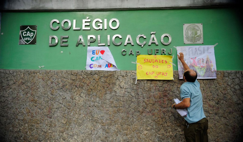 Pais e alunos do Colégio de Aplicação da UFRJ (Cap-UFRJ) se encontraram em frente à escola para um ato público e uma reunião com os professores da unidade; o objetivo é defender a volta das aulas, já que a greve dos docentes da universidade continua; na carta, Apacap-UFRJ, responsável pro convocar a manifestação, pede também a preservação das atividades letivas no Cap-UFRJ, considerando o perfil dos estudantes - crianças e adolescentes de 6 a 17 anos - que, "diferentemente dos estudantes universitários, não possuem autonomia para gerir suas rotinas" (Foto: Leonardo Lucena) Pais e alunos do Colégio de Aplicação da UFRJ (Cap-UFRJ) se encontraram em frente à escola para um ato público e uma reunião com os professores da unidade; o objetivo é defender a volta das aulas, já que a greve dos docentes da universidade continua; na carta, Apacap-UFRJ, responsável pro convocar a manifestação, pede também a preservação das atividades letivas no Cap-UFRJ, considerando o perfil dos estudantes - crianças e adolescentes de 6 a 17 anos - que, "diferentemente dos estudantes universitários, não possuem autonomia para gerir suas rotinas"