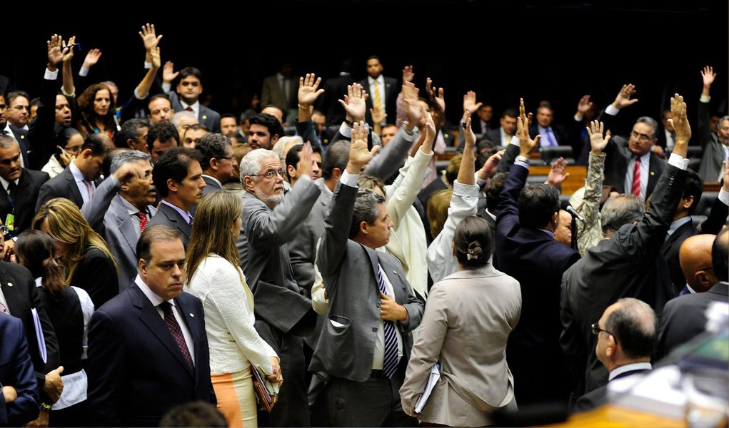Em clima bélico com o Planalto, a Câmara aprovou, por 278 votos a 59 e 9 abstenções, o requerimento de preferência para que seja votado o texto do Senado para a Proposta de Emenda à Constituição 457/05, que aumenta de 70 para 75 anos a idade da aposentadoria compulsória para ministros do STF, do TCU e dos demais tribunais superiores; proposta impede que Dilma indique cinco ministros aos STF (Foto: Valter Lima) Em clima bélico com o Planalto, a Câmara aprovou, por 278 votos a 59 e 9 abstenções, o requerimento de preferência para que seja votado o texto do Senado para a Proposta de Emenda à Constituição 457/05, que aumenta de 70 para 75 anos a idade da aposentadoria compulsória para ministros do STF, do TCU e dos demais tribunais superiores; proposta impede que Dilma indique cinco ministros aos STF