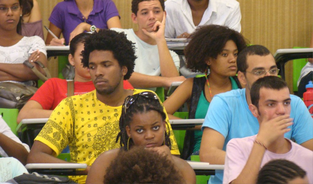 A intenção é que as instituições federais em todo o país aumentem o acesso desses alunos, garantindo não apenas o ingresso, mas a diversidade de temas pesquisados; "É algo imprescindível para o país, tendo em vista que as políticas de ação afirmativa tendem a agregar valor. Quanto maior a diversidade, maior qualidade", diz o secretário de Políticas de Ações Afirmativas da Seppir, Ronaldo Barros; negros representam 28,9% dos alunos da pós-graduação, segundo dados da Pnad (Foto: Gisele Federicce) A intenção é que as instituições federais em todo o país aumentem o acesso desses alunos, garantindo não apenas o ingresso, mas a diversidade de temas pesquisados; "É algo imprescindível para o país, tendo em vista que as políticas de ação afirmativa tendem a agregar valor. Quanto maior a diversidade, maior qualidade", diz o secretário de Políticas de Ações Afirmativas da Seppir, Ronaldo Barros; negros representam 28,9% dos alunos da pós-graduação, segundo dados da Pnad