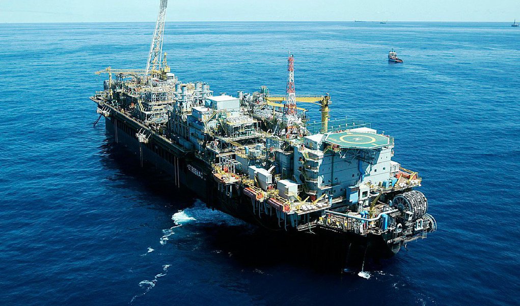 A 13ª Rodada de Licitações de Blocos Exploratórios de petróleo atraiu 39 empresas, número superior ao da rodada passada; a 13ª Rodada de Licitações está marcada para o dia 7 de outubro. Serão oferecidos 266 blocos em 22 setores de 10 bacias sedimentares, num total de aproximadamente 125 mil km² localizados em 10 estados brasileiros; os blocos estão distribuídos em 10 bacias sedimentares: Amazonas, Parnaíba, Potiguar, Recôncavo, Sergipe-Alagoas, Jacuípe, Camamu-Almada, Espírito Santo, Campos e Pelotas (Foto: Valter Lima) A 13ª Rodada de Licitações de Blocos Exploratórios de petróleo atraiu 39 empresas, número superior ao da rodada passada; a 13ª Rodada de Licitações está marcada para o dia 7 de outubro. Serão oferecidos 266 blocos em 22 setores de 10 bacias sedimentares, num total de aproximadamente 125 mil km² localizados em 10 estados brasileiros; os blocos estão distribuídos em 10 bacias sedimentares: Amazonas, Parnaíba, Potiguar, Recôncavo, Sergipe-Alagoas, Jacuípe, Camamu-Almada, Espírito Santo, Campos e Pelotas