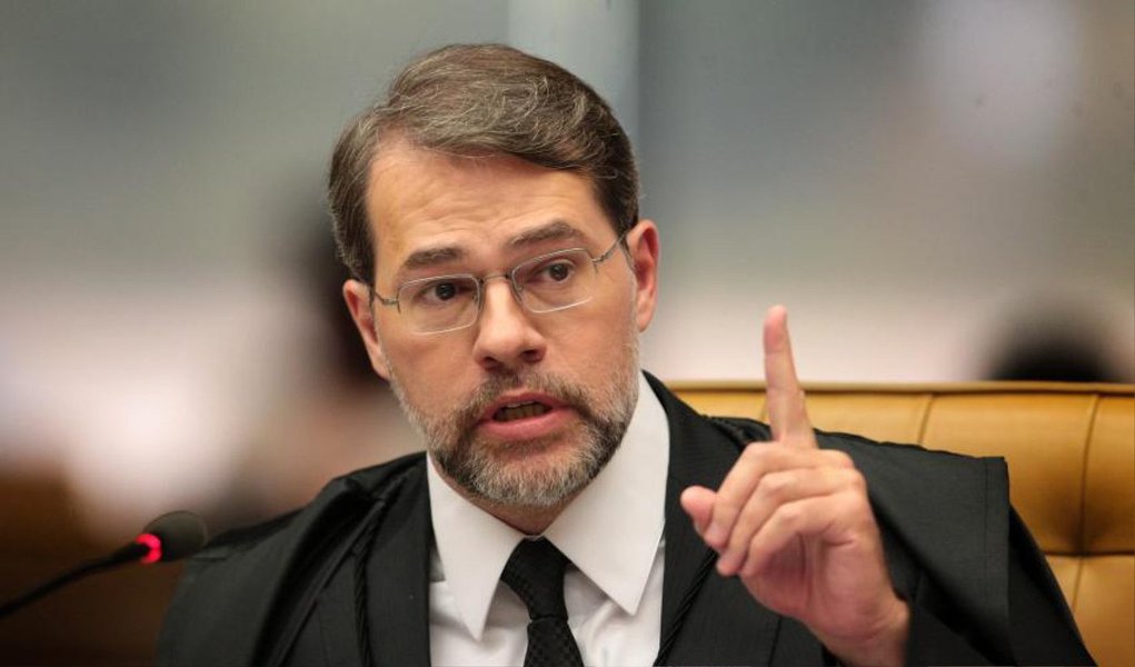O ministro José Antonio Dias Toffoli aceitou requerer transferência para a Segunda Turma do STF e deve presidir a partir de maio a análise dos inquéritos e posteriormente os processos contra políticos acusados de participação nos desvios da operação Lava Jato: Toffoli apresentou nesta terça (10) requerimento ao presidente do STF, Ricardo Lewandowski, atendendo a sugestão do ministro Gilmar Mendes de que um dos integrantes da Primeira Turma migrassem para a Segunda para evitar que os inquéritos da Lava Jato começassem a ser analisados com o quórum reduzido; Toffoli terá a missão de comandar as sessões; assim, o indicado pela presidente Dilma Rousseff para ocupar a vaga deixada por Joaquim Barbosa não participará dos julgamentos da Lava Jato; notícia não é boa para o PT (Foto: Valter Lima) O ministro José Antonio Dias Toffoli aceitou requerer transferência para a Segunda Turma do STF e deve presidir a partir de maio a análise dos inquéritos e posteriormente os processos contra políticos acusados de participação nos desvios da operação Lava Jato: Toffoli apresentou nesta terça (10) requerimento ao presidente do STF, Ricardo Lewandowski, atendendo a sugestão do ministro Gilmar Mendes de que um dos integrantes da Primeira Turma migrassem para a Segunda para evitar que os inquéritos da Lava Jato começassem a ser analisados com o quórum reduzido; Toffoli terá a missão de comandar as sessões; assim, o indicado pela presidente Dilma Rousseff para ocupar a vaga deixada por Joaquim Barbosa não participará dos julgamentos da Lava Jato; notícia não é boa para o PT