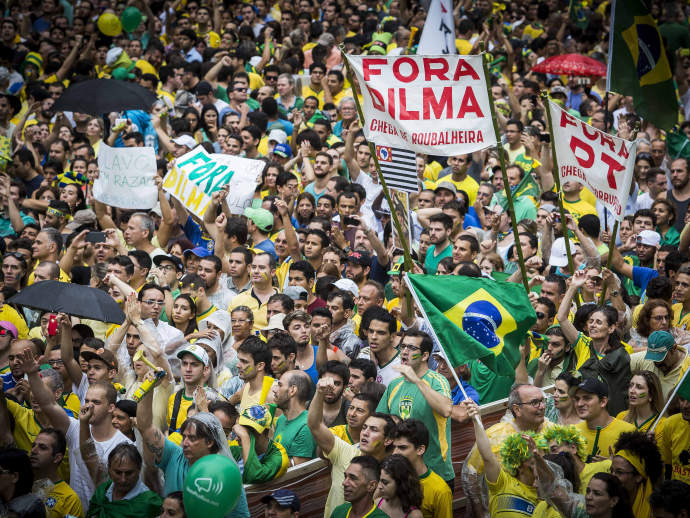 Não é à toa que, cada vez mais, surgem indícios de contribuição financeira e ideológica de grupos ultraconservadores internacionais por trás dos protestos "espontâneos" contra o Governo Federal (Foto: Jandira Feghali) Não é à toa que, cada vez mais, surgem indícios de contribuição financeira e ideológica de grupos ultraconservadores internacionais por trás dos protestos "espontâneos" contra o Governo Federal