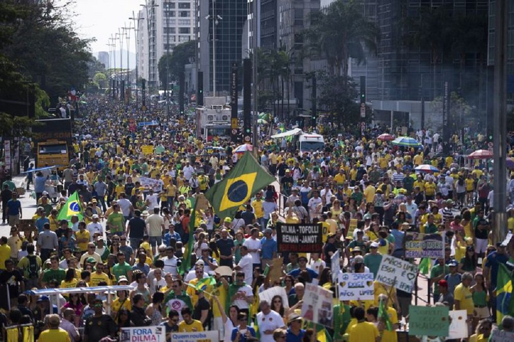 Contagem realizada pelo instituto Datafolha, entre 13h e 17h30, aponta que manifestação contra o governo federal, na Avenida Paulista, reuniu cerca de 135 mil pessoas; este número coloca o protesto de hoje como maior que o realizado em 12 de abril com a mesma finalidade; naquela ocasião, o Datafolha estimou 100 mil pessoas; segundo a Polícia Militar, manifestação reuniu 350 mil participantes; organizadores, porém, avaliaram que 1 milhão estiveram no ato da capital paulista (Foto: José Barbacena) Contagem realizada pelo instituto Datafolha, entre 13h e 17h30, aponta que manifestação contra o governo federal, na Avenida Paulista, reuniu cerca de 135 mil pessoas; este número coloca o protesto de hoje como maior que o realizado em 12 de abril com a mesma finalidade; naquela ocasião, o Datafolha estimou 100 mil pessoas; segundo a Polícia Militar, manifestação reuniu 350 mil participantes; organizadores, porém, avaliaram que 1 milhão estiveram no ato da capital paulista