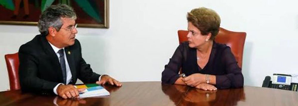 Em jantar no Palácio da Alvorada com cerca de 40 senadores e 20 ministros do seu governo, presidente Dilma Rousseff demonstrou preocupação com projetos que criam gastos permanentes sem a previsão necessária das receitas; de acordo com o senador Jorge Viana (PT-AC), ela disse respeitar a independência entre os Poderes, mas que precisava fazer esse apelo diante da situação atual pela qual passa o Brasil e também outros países: "Ela fez um apelo para ter a colaboração do Senado, para que possa ajudar o país neste momento, para que a gente possa ter uma agenda e projetos que possam auxiliar o país e não criar dificuldades", afirmou o senador (Foto: Roberta Namour) Em jantar no Palácio da Alvorada com cerca de 40 senadores e 20 ministros do seu governo, presidente Dilma Rousseff demonstrou preocupação com projetos que criam gastos permanentes sem a previsão necessária das receitas; de acordo com o senador Jorge Viana (PT-AC), ela disse respeitar a independência entre os Poderes, mas que precisava fazer esse apelo diante da situação atual pela qual passa o Brasil e também outros países: "Ela fez um apelo para ter a colaboração do Senado, para que possa ajudar o país neste momento, para que a gente possa ter uma agenda e projetos que possam auxiliar o país e não criar dificuldades", afirmou o senador