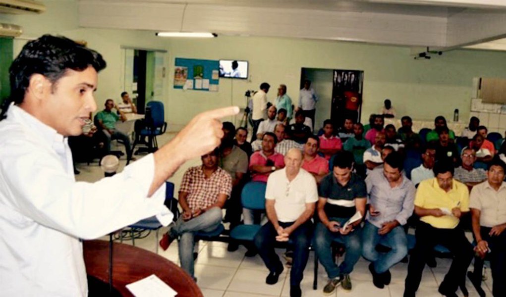 Com o Movimento por uma Atitude de Cidadania, o Partido Verde voltou à estrada no final de semana passado; liderado pelo presidente estadual do PV, Marcelo Lélis, a caravana percorreu 13 municípios da região do Bico do Papagaio, dos quais em sete o PV tem pré-candidato a prefeito; "Queremos reforçar o PV com pessoas que tenham uma proposta inovadora de fazer política, queremos promover a mudança também nos municípios. Essa é a intenção do PV, que começou no ano passado com o Movimento por uma Alternativa de Mudança, percorrendo todo o Estado levando uma maneira nova de pensar o Tocantins. Agora queremos fazer isso também nos municípios com o Movimento por uma Atitude de Cidadania”, afirmou (Foto: Aquiles Lins) Com o Movimento por uma Atitude de Cidadania, o Partido Verde voltou à estrada no final de semana passado; liderado pelo presidente estadual do PV, Marcelo Lélis, a caravana percorreu 13 municípios da região do Bico do Papagaio, dos quais em sete o PV tem pré-candidato a prefeito; "Queremos reforçar o PV com pessoas que tenham uma proposta inovadora de fazer política, queremos promover a mudança também nos municípios. Essa é a intenção do PV, que começou no ano passado com o Movimento por uma Alternativa de Mudança, percorrendo todo o Estado levando uma maneira nova de pensar o Tocantins. Agora queremos fazer isso também nos municípios com o Movimento por uma Atitude de Cidadania”, afirmou