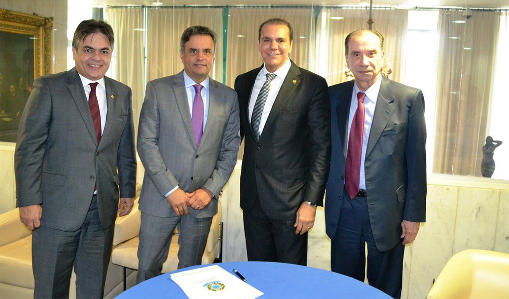 Senador Ataides Oliveira deixou o Pros, do qual era presidente regional e vice-presidente nacional, e retornou nessa quarta-feira, 10, ao PSDB, pelo qual foi eleito suplente em 2010; Ataídes retorna ao PSDB na condição de presidente regional da legenda; sua ficha partidária foi abonada pelo próprio presidente nacional tucano, senador Aécio Neves (MG), em cerimônia com a participação do líder do PSDB no Senado, Aloysio Nunes (SP), e do vice presidente nacional da sigla, senador Cássio Cunha Lima (PB); Aécio disse que Ataídes "engrandece o partido" (Foto: Aquiles Lins) Senador Ataides Oliveira deixou o Pros, do qual era presidente regional e vice-presidente nacional, e retornou nessa quarta-feira, 10, ao PSDB, pelo qual foi eleito suplente em 2010; Ataídes retorna ao PSDB na condição de presidente regional da legenda; sua ficha partidária foi abonada pelo próprio presidente nacional tucano, senador Aécio Neves (MG), em cerimônia com a participação do líder do PSDB no Senado, Aloysio Nunes (SP), e do vice presidente nacional da sigla, senador Cássio Cunha Lima (PB); Aécio disse que Ataídes "engrandece o partido"