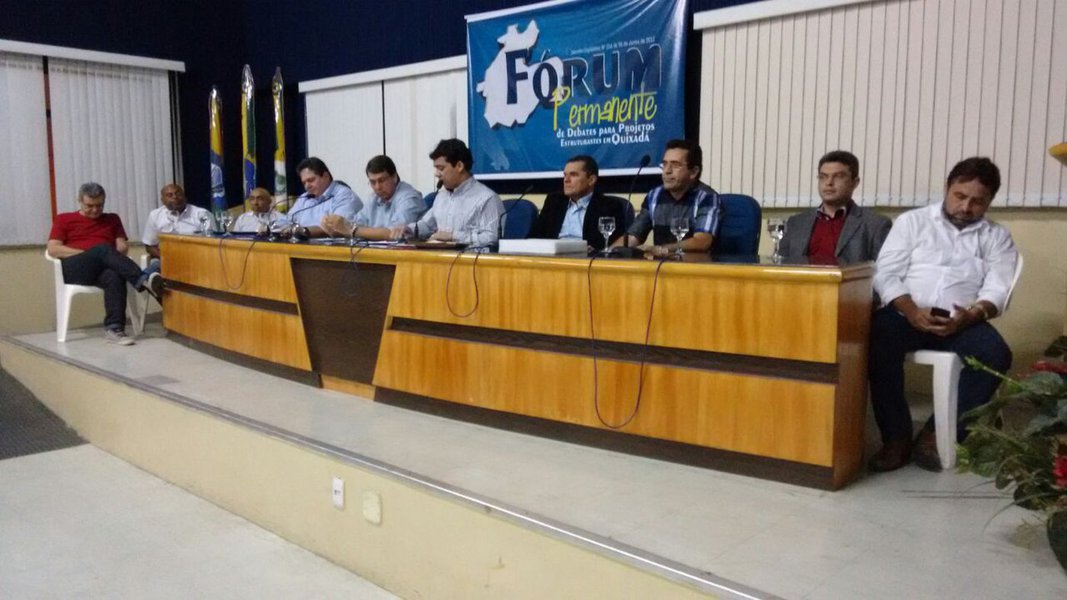 A primeira reunião do Fórum Permanente de Debates que luta pela implantação do curso de medicina na cidade de Quixadá ganhou força na noite desta quarta-feira, 4, no auditório da Câmara Municipal de Quixadá. Na ocasião, foi criado um comitê formado pelo prefeito municipal, João Hudson; presidente da Câmara, vereador Duda; representações das instituições de ensino superior incluindo a Faculdade Católica Rainha do Sertão, Faculdade de Educação, Ciências e Letras do Sertão Central (FECLESC), Instituto Federal do Ceará (IFCE) e Universidade Federal do Ceará (UFC), entre outros (Foto: Renata Paiva) A primeira reunião do Fórum Permanente de Debates que luta pela implantação do curso de medicina na cidade de Quixadá ganhou força na noite desta quarta-feira, 4, no auditório da Câmara Municipal de Quixadá. Na ocasião, foi criado um comitê formado pelo prefeito municipal, João Hudson; presidente da Câmara, vereador Duda; representações das instituições de ensino superior incluindo a Faculdade Católica Rainha do Sertão, Faculdade de Educação, Ciências e Letras do Sertão Central (FECLESC), Instituto Federal do Ceará (IFCE) e Universidade Federal do Ceará (UFC), entre outros