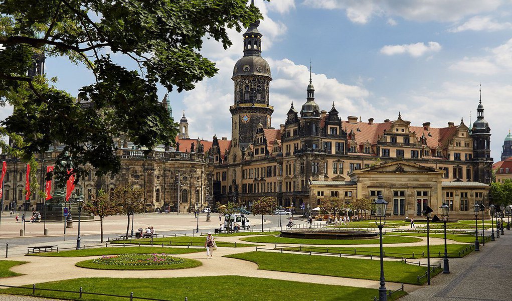 Duramente bombardeadas na Segunda Guerra, Berlim, Potsdam e Dresden ainda agora estão sendo reconstruídas. Vibrantes, as três cidades alemãs são planas e escondem inúmeros tesouros históricos e culturais. Vale a pena desvendá-los de bike, numa aventura inesquecível (Foto: Gisele Federicce) Duramente bombardeadas na Segunda Guerra, Berlim, Potsdam e Dresden ainda agora estão sendo reconstruídas. Vibrantes, as três cidades alemãs são planas e escondem inúmeros tesouros históricos e culturais. Vale a pena desvendá-los de bike, numa aventura inesquecível