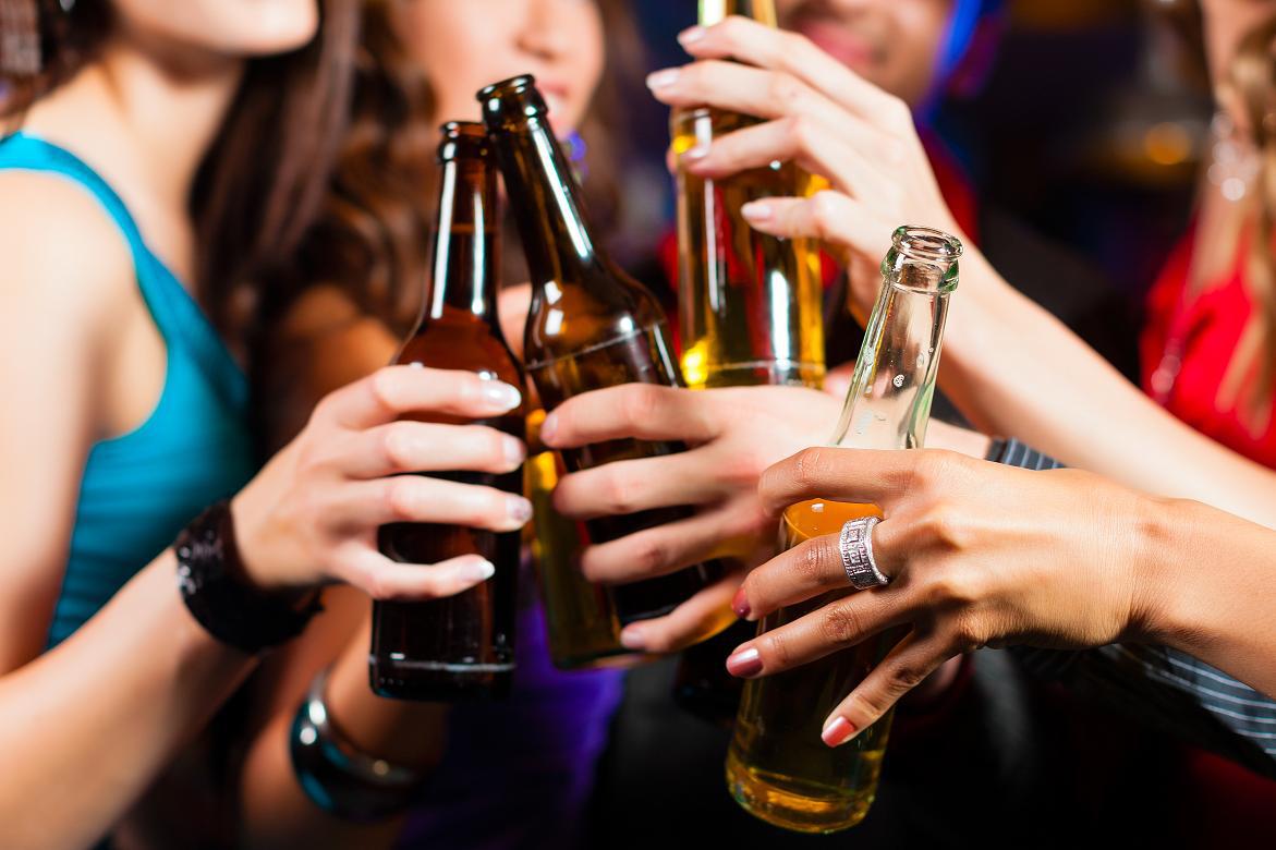 Primeira edição da Pesquisa Nacional de Saúde, do IBGE, revela que a Bahia é o estado onde mais se consome bebida alcoólica na região Nordeste e o primeiro do País entre pessoas maiores de 18 anos que assumem fazer uso abusivo do álcool; dados da pesquisa indicam outros maus hábitos com a saúde praticados pelos baianos: 73 mil pessoas em Salvador substituem refeições por sanduíches, pizzas e salgados; desse total, 39 mil realizam estas substituições regularmente (Foto: Romulo Faro) Primeira edição da Pesquisa Nacional de Saúde, do IBGE, revela que a Bahia é o estado onde mais se consome bebida alcoólica na região Nordeste e o primeiro do País entre pessoas maiores de 18 anos que assumem fazer uso abusivo do álcool; dados da pesquisa indicam outros maus hábitos com a saúde praticados pelos baianos: 73 mil pessoas em Salvador substituem refeições por sanduíches, pizzas e salgados; desse total, 39 mil realizam estas substituições regularmente