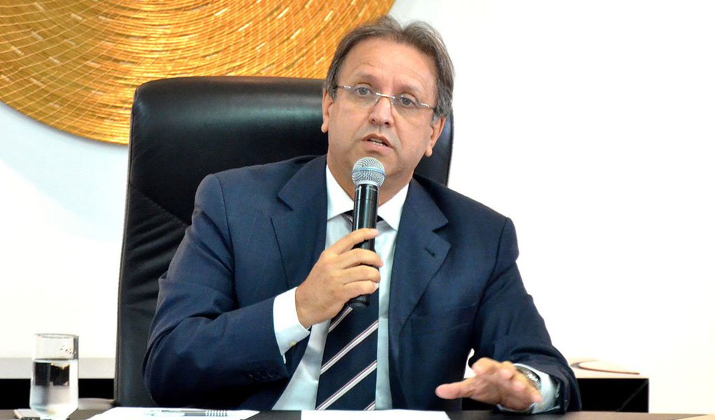 Tendo como um dos objetivos a redução de incidência de doenças e o apoio à valorização das atividades ecológicas, será lançado nesta terça-feira, 18, pelo governador Marcelo Miranda (PMDB), o Programa Educa Sanear; solenidade, que acontece às 9h, no auditório do Palácio Araguaia, deve contar com a participação do presidente da Fundação Nacional de Saúde (Funasa), Henrique Pires; ação prevê um investimento de R$ 902.500,00 em educação em saúde voltado para o saneamento ambiental nos 80 municípios tocantinenses atendidos pela Agência Tocantinense de Saneamento (Foto: Aquiles Lins) Tendo como um dos objetivos a redução de incidência de doenças e o apoio à valorização das atividades ecológicas, será lançado nesta terça-feira, 18, pelo governador Marcelo Miranda (PMDB), o Programa Educa Sanear; solenidade, que acontece às 9h, no auditório do Palácio Araguaia, deve contar com a participação do presidente da Fundação Nacional de Saúde (Funasa), Henrique Pires; ação prevê um investimento de R$ 902.500,00 em educação em saúde voltado para o saneamento ambiental nos 80 municípios tocantinenses atendidos pela Agência Tocantinense de Saneamento