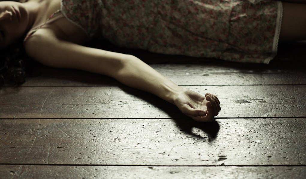 Pernambuco reduziu em 8,5% o número de mulheres assassinadas em todo o Estado entre os meses de janeiro e outubro deste ano quando em comparação com o mesmo período do exercício anterior; apesar do número ainda ser elevado, com 187 registros de assassinatos nos dez primeiros meses de 2014, o Estado conseguiu passar da segunda para a 16ª posição no ranking de mortes violentas de mulheres em nível nacional ao longo dos últimos oito anos (Foto: Paulo Emílio) Pernambuco reduziu em 8,5% o número de mulheres assassinadas em todo o Estado entre os meses de janeiro e outubro deste ano quando em comparação com o mesmo período do exercício anterior; apesar do número ainda ser elevado, com 187 registros de assassinatos nos dez primeiros meses de 2014, o Estado conseguiu passar da segunda para a 16ª posição no ranking de mortes violentas de mulheres em nível nacional ao longo dos últimos oito anos