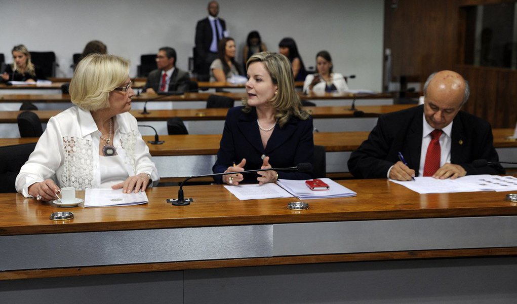 A Medida Provisória (MP) 658/2014, que adia para julho de 2015 a entrada em vigor do marco legal das organizações não governamentais, será debatida em audiência pública nesta quarta-feira (26); o debate foi proposto pela senadora Gleisi Hoffmann (PT-PR), relatora da matéria na comissão mista responsável por analisar o tema. a MP já recebeu 59 emendas (Foto: Leonardo Araújo) A Medida Provisória (MP) 658/2014, que adia para julho de 2015 a entrada em vigor do marco legal das organizações não governamentais, será debatida em audiência pública nesta quarta-feira (26); o debate foi proposto pela senadora Gleisi Hoffmann (PT-PR), relatora da matéria na comissão mista responsável por analisar o tema. a MP já recebeu 59 emendas