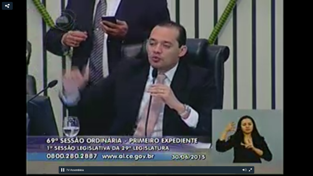 Os jovens gritavam palavras de ordem em protesto contra o projeto de lei que reduz a maioridade penal, que deve entrar em votação hoje, na Câmara Federal. Várias vezes o presidente da sessão, deputado Sérgio Aguiar pediu a compreensão dos manifestantes para garantir a palavra dos deputados, mas não houve acordo e a sessão foi interrompida (Foto: Fatima 247) Os jovens gritavam palavras de ordem em protesto contra o projeto de lei que reduz a maioridade penal, que deve entrar em votação hoje, na Câmara Federal. Várias vezes o presidente da sessão, deputado Sérgio Aguiar pediu a compreensão dos manifestantes para garantir a palavra dos deputados, mas não houve acordo e a sessão foi interrompida