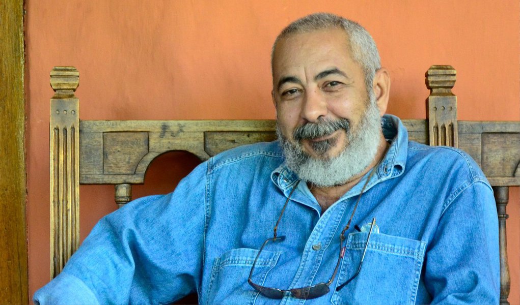 Escritor cubano, autor de O homem que Amava os Cachorros, é uma das principais atrações da 13ª Festa Literária Internacional de Paraty (Flip); em entrevista a jornalistas, Padura ressaltou que a principal responsabilidade de um escritor é com a literatura, "que é o seu trabalho, porque se não fizer bem o seu trabalho, todas as outras intenções fracassam"; Padura participa da mesa De Frente para o Crime, no domingo, 5, ao lado da escritora inglesa Sophie Hannah (Foto: Aquiles Lins) Escritor cubano, autor de O homem que Amava os Cachorros, é uma das principais atrações da 13ª Festa Literária Internacional de Paraty (Flip); em entrevista a jornalistas, Padura ressaltou que a principal responsabilidade de um escritor é com a literatura, "que é o seu trabalho, porque se não fizer bem o seu trabalho, todas as outras intenções fracassam"; Padura participa da mesa De Frente para o Crime, no domingo, 5, ao lado da escritora inglesa Sophie Hannah