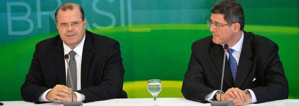 Após pedido do ex-presidente Lula e da presidente Dilma Rousseff para darem voto de confiança ao ajuste fiscal do ministro Joaquim Levy, lideranças do PT agora atacam a política monetária do banco Central, dirigido por Alexandre Tombini, que pretende trazer a inflação para o centro da meta em 2016; "Tombini se fixou em 2016 e quer cumprir esse objetivo a ferro e fogo, sem avaliar as consequências sociais e políticas dessa decisão", teria dito um líder da sigla (Foto: Roberta Namour) Após pedido do ex-presidente Lula e da presidente Dilma Rousseff para darem voto de confiança ao ajuste fiscal do ministro Joaquim Levy, lideranças do PT agora atacam a política monetária do banco Central, dirigido por Alexandre Tombini, que pretende trazer a inflação para o centro da meta em 2016; "Tombini se fixou em 2016 e quer cumprir esse objetivo a ferro e fogo, sem avaliar as consequências sociais e políticas dessa decisão", teria dito um líder da sigla