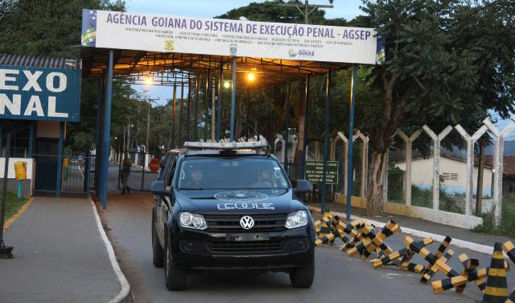 Os funcionários do sistema prisional de Goiás vão responder a Processo Administrativo Disciplinar por possível envolvimento na fuga de 16 presos, na madrugada do dia 15 de abril, por através de um buraco aberto na parede da cela; os servidores podem ser punidos por negligência e corrupção, com penas que vão de repreensão até demissão; podem ainda ser condenados pela Justiça; a investigação está a cargo da Delegacia de Repressão às Ações Criminosas Organizadas (Foto: Realle Palazzo-Martini) Os funcionários do sistema prisional de Goiás vão responder a Processo Administrativo Disciplinar por possível envolvimento na fuga de 16 presos, na madrugada do dia 15 de abril, por através de um buraco aberto na parede da cela; os servidores podem ser punidos por negligência e corrupção, com penas que vão de repreensão até demissão; podem ainda ser condenados pela Justiça; a investigação está a cargo da Delegacia de Repressão às Ações Criminosas Organizadas