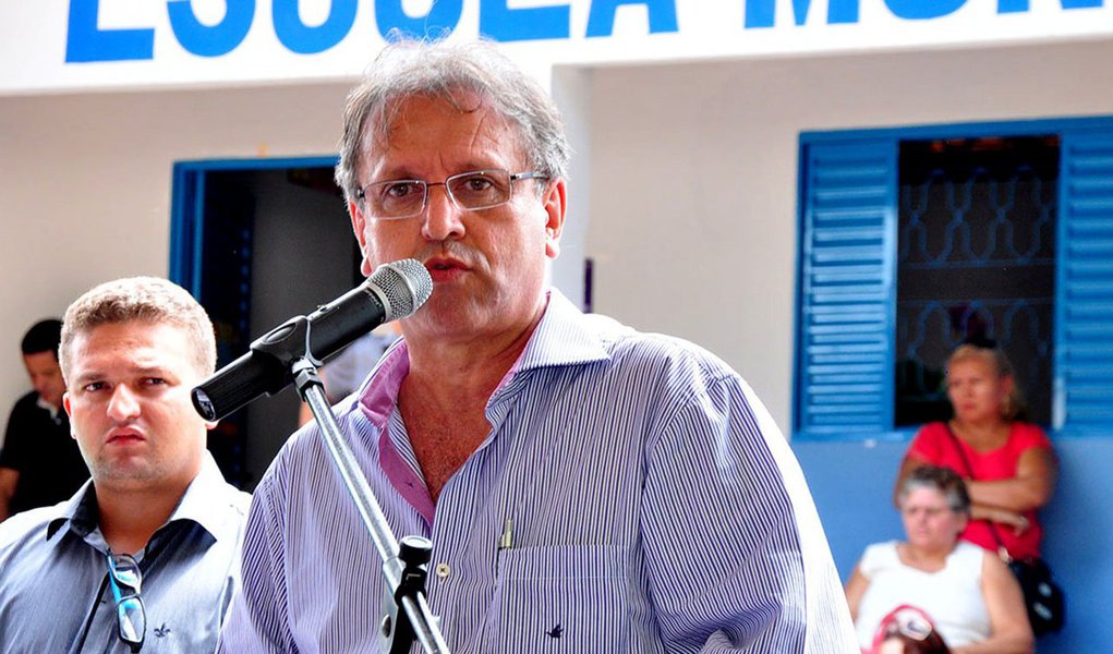 Governador Marcelo Miranda (PMDB) assina na manhã desta quarta-feira, 1º, em Araguaína, a ordem de serviço para retomada das obras de pavimentação asfáltica, acessibilidade e sinalização de mais de 170 mil m² nos setores Itaipu e Maracanã; as obras somam mais de R$ 17 milhões em investimentos, sendo que cerca de 30% deste valor é de contrapartida do Estado e, o restante, proveniente de convênio com a Caixa Econômica Federal, através do Programa de Aceleração do Crescimento (PAC) (Foto: Aquiles Lins) Governador Marcelo Miranda (PMDB) assina na manhã desta quarta-feira, 1º, em Araguaína, a ordem de serviço para retomada das obras de pavimentação asfáltica, acessibilidade e sinalização de mais de 170 mil m² nos setores Itaipu e Maracanã; as obras somam mais de R$ 17 milhões em investimentos, sendo que cerca de 30% deste valor é de contrapartida do Estado e, o restante, proveniente de convênio com a Caixa Econômica Federal, através do Programa de Aceleração do Crescimento (PAC)