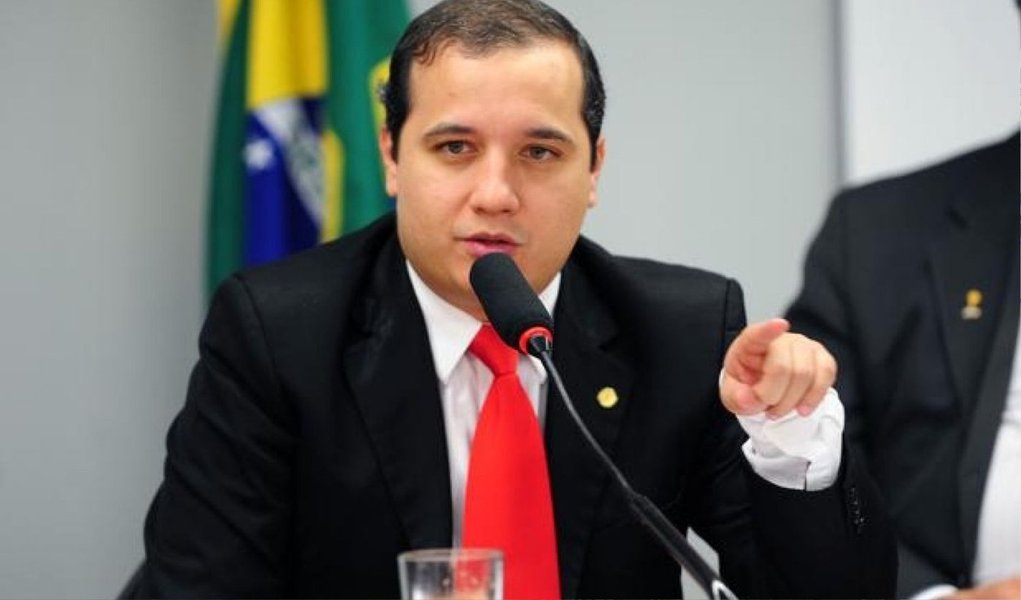 A Comissão de Esporte da Câmara Federal aprovou requerimento do deputado federal Valadares Filho (PSB), para realização de audiência pública com a apresentação das ações que serão adotadas para repressão ao turismo sexual durante a realização das Olimpíadas e Paraolimpíadas de 2016; a preocupação do parlamentar se deve aos dados do Disque Denúncia; “De acordo com dados do Disque 100, serviço telefônico que recebe denúncias de violação dos direitos de crianças e adolescentes, o contingente de queixas cresceu 15,6% durante a Copa do Mundo de 2014”, informa; em outro requerimento, Valadares Filho pede a realização de outro debate para tratar da organização do evento esportivo como um todo (Foto: Valter Lima) A Comissão de Esporte da Câmara Federal aprovou requerimento do deputado federal Valadares Filho (PSB), para realização de audiência pública com a apresentação das ações que serão adotadas para repressão ao turismo sexual durante a realização das Olimpíadas e Paraolimpíadas de 2016; a preocupação do parlamentar se deve aos dados do Disque Denúncia; “De acordo com dados do Disque 100, serviço telefônico que recebe denúncias de violação dos direitos de crianças e adolescentes, o contingente de queixas cresceu 15,6% durante a Copa do Mundo de 2014”, informa; em outro requerimento, Valadares Filho pede a realização de outro debate para tratar da organização do evento esportivo como um todo