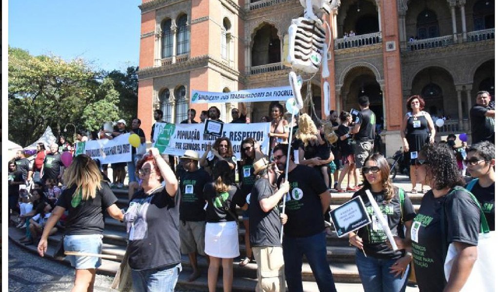 Servidores públicos federais de diversas entidades em greve se reuniram, no centro do Rio de Janeiro, em manifestação contra a precarização dos serviços públicos; no local, os grevistas montaram 12 tendas para promover rodas de conversa, aulas públicas e sarau; grevistas são trabalhadores de órgãos ligados à educação, saúde e previdência; de acordo com a presidenta do Associação de Servidores da Fundação Oswaldo Cruz (Asfoc), Justa Helena Franco, a ideia é reunir uma pauta única de reivindicações (Foto: Leonardo Lucena) Servidores públicos federais de diversas entidades em greve se reuniram, no centro do Rio de Janeiro, em manifestação contra a precarização dos serviços públicos; no local, os grevistas montaram 12 tendas para promover rodas de conversa, aulas públicas e sarau; grevistas são trabalhadores de órgãos ligados à educação, saúde e previdência; de acordo com a presidenta do Associação de Servidores da Fundação Oswaldo Cruz (Asfoc), Justa Helena Franco, a ideia é reunir uma pauta única de reivindicações