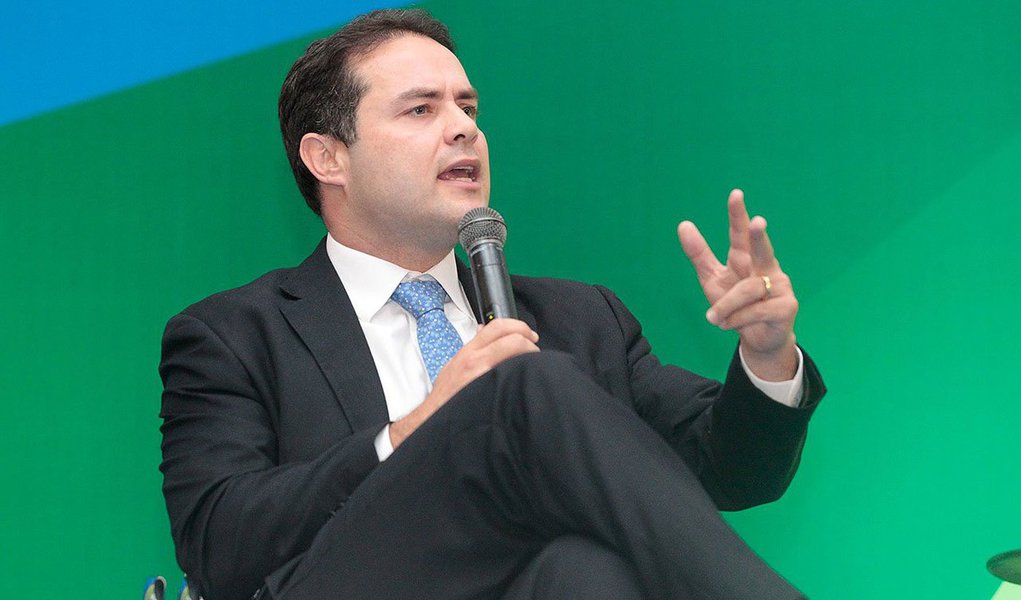 O governador eleito, Renan Filho (PMDB), pretende diminuir o número de secretarias em Alagoas; no entanto, prevê criar a de Esportes; "Não vamos excluir as secretarias, vamos integrá-las para reduzir os custos para o Estado. Ficaremos com menos de 20 pastas. Com o enxugamento da máquina, será possível fazer mais investimentos", afirmou (Foto: Voney Malta) O governador eleito, Renan Filho (PMDB), pretende diminuir o número de secretarias em Alagoas; no entanto, prevê criar a de Esportes; "Não vamos excluir as secretarias, vamos integrá-las para reduzir os custos para o Estado. Ficaremos com menos de 20 pastas. Com o enxugamento da máquina, será possível fazer mais investimentos", afirmou