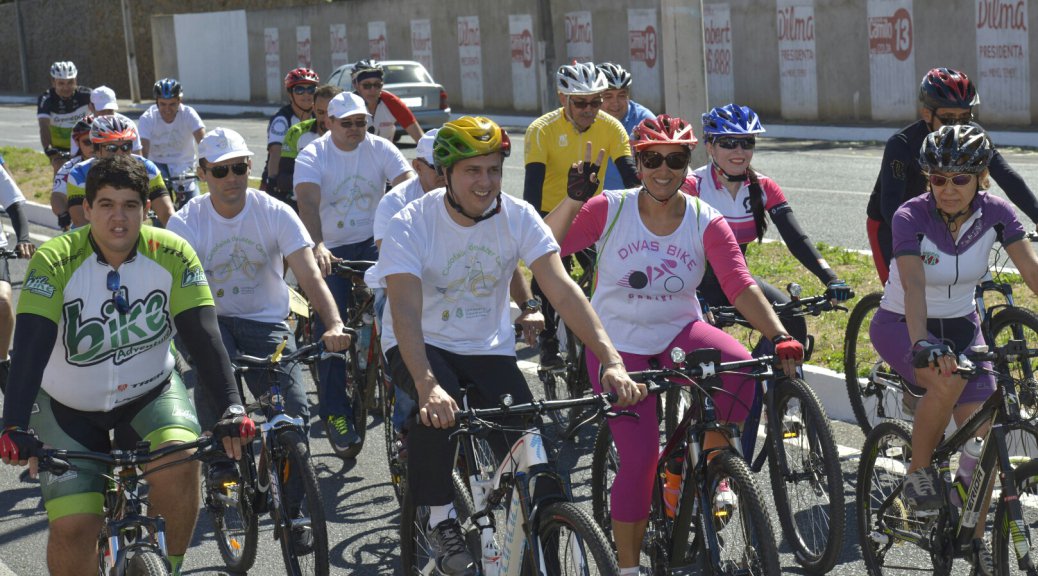 Os ciclistas podem aproveitar a ciclofaixa das 7h às 12h, que fica separada dos veículos por meio de cones do Detran e da Polícia Rodoviária Estadual (PRE), com espaço suficiente para as bicicletas circularem nos dois sentidos. Há sinalização e segurança com o apoio de agentes do Detran, PRE, Departamentos Municipais de Trânsito (Demutrans) de Juazeiro do Norte e Barbalha e da equipe do Tiro de Guerra 005 (Foto: Renata Paiva) Os ciclistas podem aproveitar a ciclofaixa das 7h às 12h, que fica separada dos veículos por meio de cones do Detran e da Polícia Rodoviária Estadual (PRE), com espaço suficiente para as bicicletas circularem nos dois sentidos. Há sinalização e segurança com o apoio de agentes do Detran, PRE, Departamentos Municipais de Trânsito (Demutrans) de Juazeiro do Norte e Barbalha e da equipe do Tiro de Guerra 005