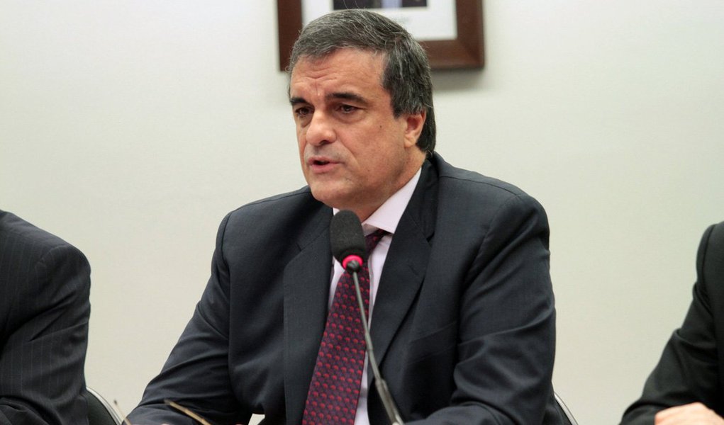 Comissão de Constituição e Justiça e de Cidadania aprovou um convite para ouvir o ministro da Justiça sobre encontro dele com advogados de empreiteiras investigadas na Lava Jato e uma reunião com o procurador-geral da República, Rodrigo Janot, na véspera da divulgação da lista de políticos suspeitos de envolvimento no esquema; segundo os parlamentares, os compromisso não estavam na agenda de José Eduardo Cardozo; por se tratar de um convite, Cardozo pode se recusar a ir (Foto: Paulo Emílio) Comissão de Constituição e Justiça e de Cidadania aprovou um convite para ouvir o ministro da Justiça sobre encontro dele com advogados de empreiteiras investigadas na Lava Jato e uma reunião com o procurador-geral da República, Rodrigo Janot, na véspera da divulgação da lista de políticos suspeitos de envolvimento no esquema; segundo os parlamentares, os compromisso não estavam na agenda de José Eduardo Cardozo; por se tratar de um convite, Cardozo pode se recusar a ir
