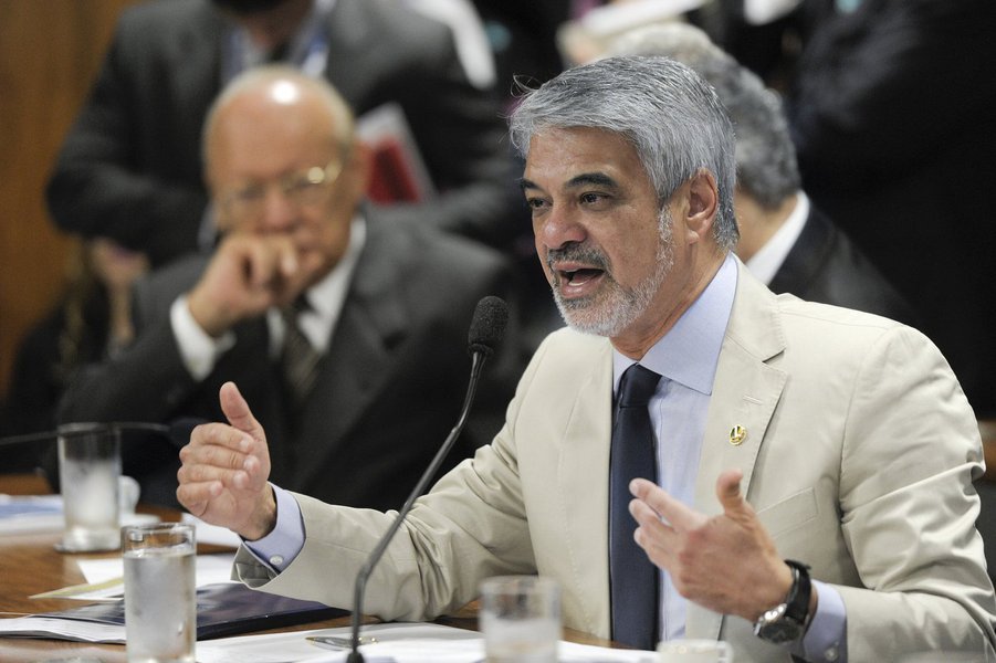 Em nova divulgada na manhã deste domingo 23, o senador Humberto Costa (PT-PE) nega ter recebido R$ 1 milhão em esquema de corrupção na Petrobras, conforme denúncia do jornal O Estado de S. Paulo; reportagem atribui acusação ao delator Paulo Roberto Costa; "Tenho uma vida pública pautada pela honradez e seriedade, não respondendo a qualquer ação criminal, civil ou administrativa", defende-se o parlamentar; petista afirma que denúncia de que recebeu o dinheiro como doação para sua campanha é "inverossímil" e coloca à disposição dos órgãos de investigação seus sigilos bancário, fiscal e telefônico (Foto: Gisele Federicce) Em nova divulgada na manhã deste domingo 23, o senador Humberto Costa (PT-PE) nega ter recebido R$ 1 milhão em esquema de corrupção na Petrobras, conforme denúncia do jornal O Estado de S. Paulo; reportagem atribui acusação ao delator Paulo Roberto Costa; "Tenho uma vida pública pautada pela honradez e seriedade, não respondendo a qualquer ação criminal, civil ou administrativa", defende-se o parlamentar; petista afirma que denúncia de que recebeu o dinheiro como doação para sua campanha é "inverossímil" e coloca à disposição dos órgãos de investigação seus sigilos bancário, fiscal e telefônico